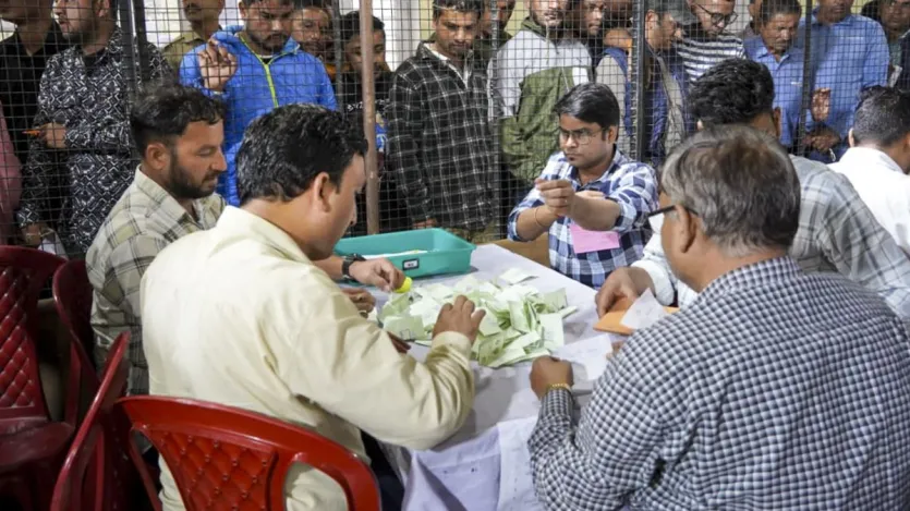 गौरतलब है कि VVPAT पर्चियों को गिनने की इस प्रक्रिया को अनिवार्य रूप से रिटर्निंग ऑफिसर (RO)/असिस्टेंट रिटर्निंग ऑफिसर (ARO) की निगरानी में किया जाता है।  विधानसभा क्षेत्र की रैंडम चुनी गईं 5 VVPAT मशीनों की पर्चियों को एक-एक करके वीवीपैट काउंटिंग बूथ में गिना जाता है।