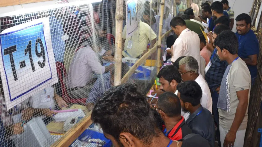 सुप्रीम कोर्ट के फैसले के मुताबिक, हर विधानसभा क्षेत्र के लिए रैंडम तरीके से 5 मतदान केंद्रों को चुना जाता है और फिर उसकी VVPAT पर्चियों का मिलान उससे जुड़ी EVM में दिखाए गए नतीजे से किया जाता है।