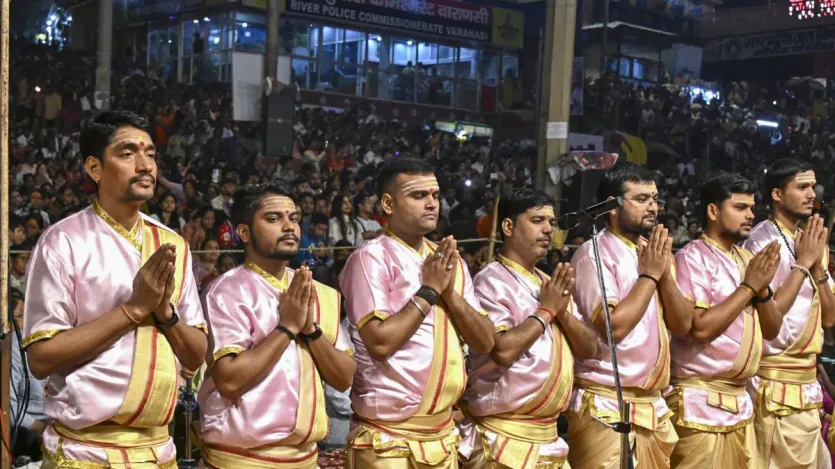वाराणसी का दशाश्वमेध घाट दुनियाभर में प्रसिद्ध है। यहां हर शाम होने वाली गंगा आरती में इतनी भीड़ होती है कि पैर रखने की भी जगह नहीं मिलती। यहां की घंटियों और मंत्रों की ध्वनि कुछ देर के लिए एक अलग ही दुनिया में ले जाती है और इंसान मंत्रमुग्ध हो जाता है। 
