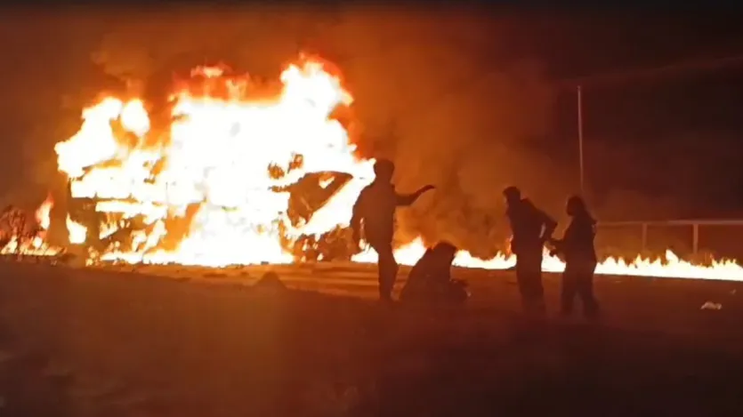 टक्कर के बाद बस में तुरंत आग लग गई। उस समय यात्री सो रहे थे। इस कारण उन्हें खुद को बचाने का मौका नहीं मिला।