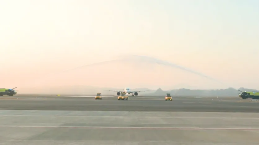 देश की आर्थिक राजधानी मुंबई को एक बड़ा तोहफा मिला है। नवी मुंबई इंटरनेशनल एयरपोर्ट से आज यानी 25 दिसंबर से कमर्शियल उड़ानों की शुरुआत हो चुकी है। वर्षों के लंबे इंतजार के बाद आज एयरपोर्ट से पहली फ्लाइट टेक-ऑफ करते ही एक नए हवाई अध्याय की शुरुआत हुई।