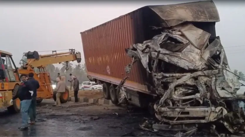 हादसे में बस का ड्राइवर और क्लीनर बच गए। ट्रक का ड्राइवर और उसका क्लीनर मरने में शामिल हैं। कई यात्रियों ने बस से कूदकर जान बचाई।