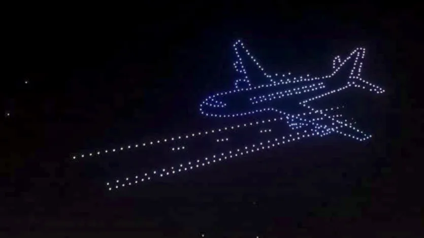 कमर्शियल ऑपरेशन शुरू होने से ठीक एक दिन पहले बुधवार शाम नवी मुंबई के आसमान में एक भव्य ड्रोन शो का आयोजन किया गया। इस खास मौके पर 115 ड्रोन एक साथ उड़ान भरते नजर आए और आसमान को एक खूबसूरत कैनवास में बदल दिया। ड्रोन शो में एयरपोर्ट का लोगो, 3D कमल, ग्रीन एयरपोर्ट, राइज ऑफ इंडिया और मुंबई के ऊपर उड़ते विमान जैसी शानदार आकृतियां बनाई गईं। यह नजारा देखने वालों के लिए बेहद खास और यादगार रहा।