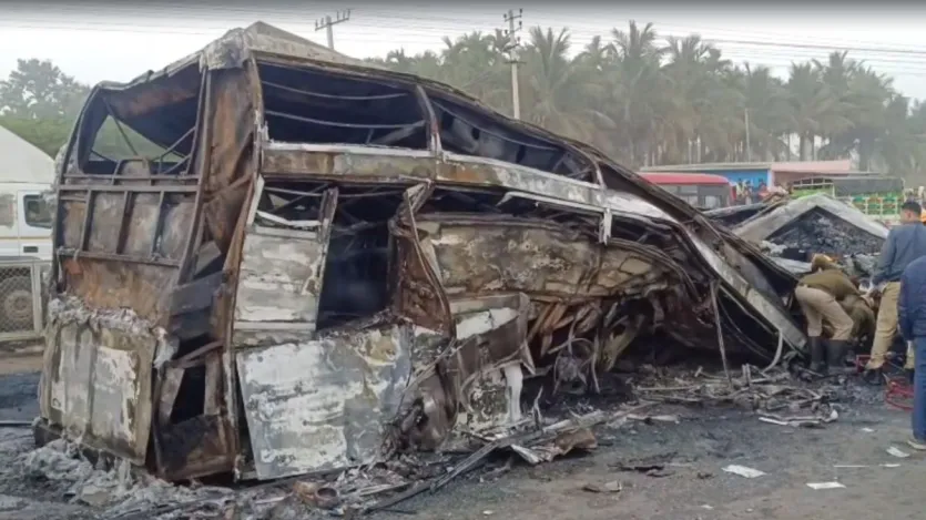 प्राइवेट बस बेंगलुरु से शिवमोग्गा जा रही थी। बताया जा रहा है कि हिरियूर से बेंगलुरु जा रही लॉरी के ड्राइवर ने लापरवाही से डिवाइडर पार किया। इसी दौरान बेंगलुरु से शिवमोग्गा जा रही बस से टक्कर हो गई।