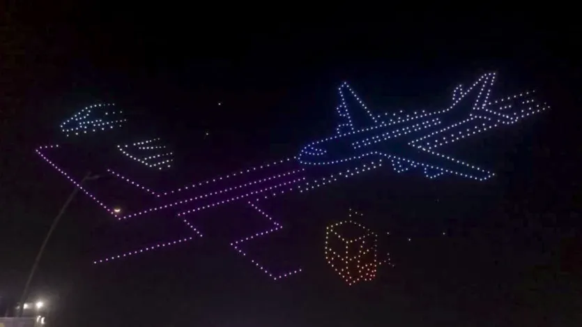 इस ड्रोन शो को देखने के लिए दिव्यांगजन, एयरपोर्ट कर्मचारी, युवा एथलीट्स और कई खास मेहमान मौजूद रहे। खास बात यह है कि नवी मुंबई इंटरनेशनल एयरपोर्ट का डिजाइन भारत के राष्ट्रीय पुष्प कमल से प्रेरित है, जिसकी झलक एयरपोर्ट की वास्तुकला और इस ड्रोन शो में साफ दिखाई दी।