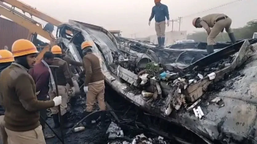 बस के कंडक्टर का कहना है कि वो बस में सो रहा था तभी अचानक बस में जोरदार टक्कर लगी और टक्कर लगते ही आग लग गई।