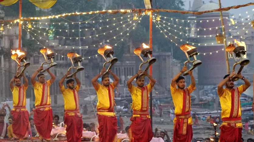 वाराणसी अपनी आध्यात्मिक वजह से दुनियाभर में आकर्षण का केंद्र है। ये सिर्फ हिंदुओं के लिए ही नहीं बल्कि बौद्धों के लिए भी अहमियत रखता है क्योंकि वाराणसी से सिर्फ 10 किमी दूर सारनाथ में गौतम बुद्ध ने अपना पहला धर्मोपदेश (धर्मचक्र प्रवर्तन) दिया था। 
