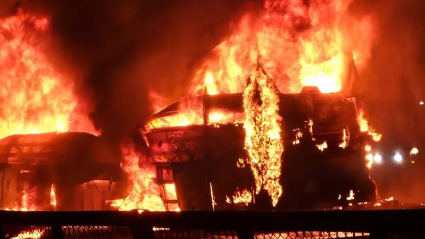 कर्नाटक के चित्रदुर्ग में एनएच-48 पर लॉरी ने प्राइवेट बस में टक्कर मार दी गई। टक्कर के बाद बस में आग लग गई। हादसे में बस में सवार 12 लोग जिंदा जल गए।