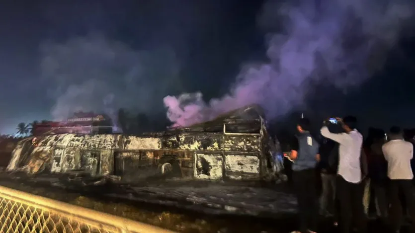 ट्रक डाइवर की भी जलकर मौत हो गई है। हादसे के वक्त बस में 32 लोग सवार थे। घायलों को हिरियूर और चित्रदुर्ग के अस्पतालों में भर्ती कराया गया है।