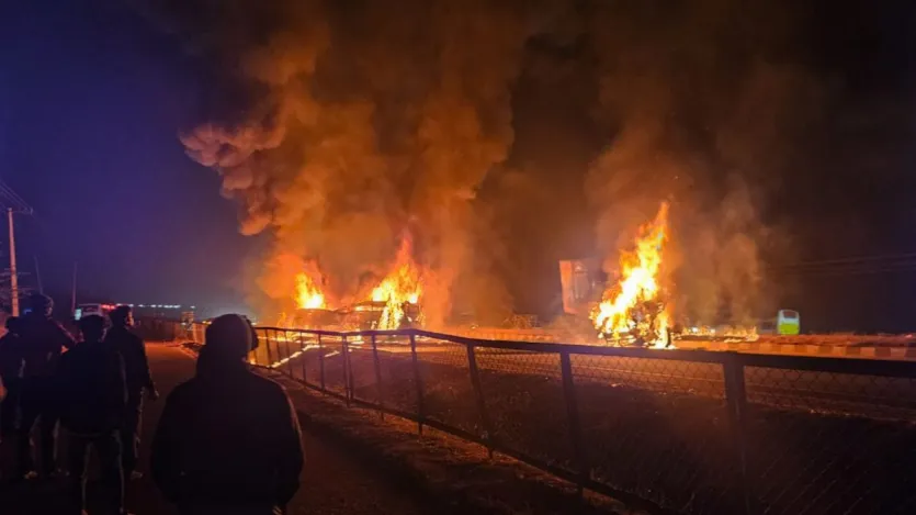 टक्कर के बाद स्लीपर बस के अंदर बैठे यात्री चिल्ला रहे थे। लॉरी ने बस के डीजल टैंक में टक्कर मारी जिससे धमाका हुआ और बस में आग की लपटें उठने लगीं।