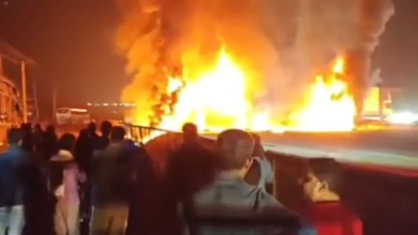 हादसे के बाद की तस्वीरें और वीडियो सामने आए हैं जिसमें दिख रहा है कि जब बस में आग लगी हुई थी, तब बस के पास स्थानीय लोग मौजूद थे।