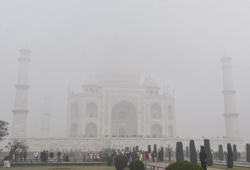 घने कोहरे के कारण ताजमहल आज अदृश्य हो गया है। आगरा, लखनऊ सहित उत्तर प्रदेश के कई जिले घने कोहरे की चपेट में हैं। मौसम विभाग ने अगले कुछ दिनों तक मौसम में बदलाव की आशंका जताई है। घने कोहरे के कारण ताजमहल आज अदृश्य हो गया है। आगरा, लखनऊ सहित उत्तर प्रदेश के कई जिले घने कोहरे की चपेट में हैं। मौसम विभाग ने अगले कुछ दिनों तक मौसम में बदलाव की आशंका जताई है।