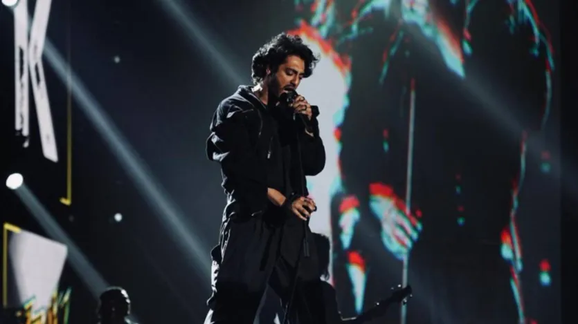 बॉलीवुड के नए चहेते स्टार अहान पांडे आज एक साल और बड़े हो गए हैं और आज 'सैयारा' स्टार अपना 28वां जन्मदिन मना रहे हैं। सोशल मीडिया पर उनके प्रशंसकों, दोस्तों और परिवार के सदस्यों की शुभकामनाओं और संदेशों की बाढ़ आ गई है। आज सुबह ही उनकी 'सैयारा' की सह-कलाकार अनीत पद्दा ने इंस्टाग्राम पर एक प्यारा सा पोस्ट साझा किया। उनकी मां डियान पांडे ने भी उन पर गर्व व्यक्त किया। अब यश राज फिल्म्स ने उनके जन्मदिन पर 'सैयारा' की कई तस्वीरें सोशल मीडिया पर साझा की हैं। एक अनदेखी तस्वीर में वह निर्देशक मोहित सूरी के साथ 'सैयारा' के सेट पर नजर आ रहे हैं। (Image Source-X@yrf)