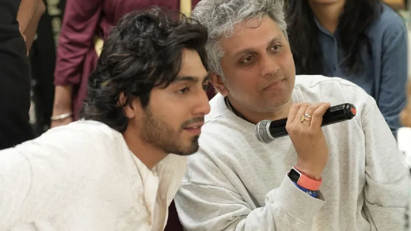 इसी बीच अनीत पड्डा ने अपने कोस्टार अहान को शुभकामनाएं देते हुए लिखा, 'मैंने भविष्य देखा है। मैंने राहगीरों को मुस्कुराते देखा है जब तुम खुलकर हंसते हो, वे खुद को रोक नहीं पाते। मैंने आसपास की दुनिया के रंग बदलते देखे हैं, जब तुम्हारी आंखें किसी बूढ़ी औरत को निहारते हुए, उसके पौधों को पानी देते हुए, निहारने में खो जाती हैं। (Image Source-X@yrf)