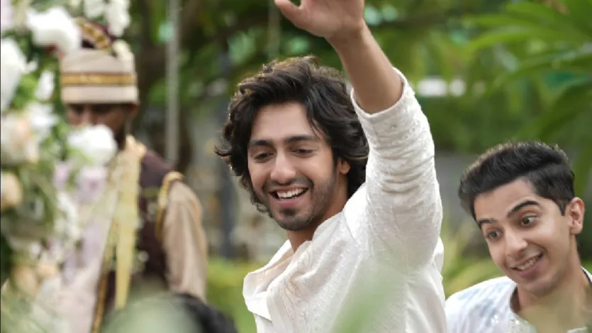 यश राज फिल्म्स के आधिकारिक सोशल मीडिया हैंडल ने अहान पांडे के जन्मदिन पर फिल्म 'सैयारा' से उनकी तीन तस्वीरें पोस्ट कीं। पहली तस्वीर में वो कृष कपूर के किरदार में स्टेज पर परफॉर्म करते नजर आ रहे हैं। फिल्म की एक और तस्वीर में वो वाणी बत्रा के साथ शादी के सीन में खुशी से नाचते हुए दिख रहे हैं, जो फिल्म के अंत में आता है। एक और बिहाइंड द सीन्स (बीटीएस) तस्वीर में वो और निर्देशक मोहित सूरी साथ-साथ बैठे मॉनिटर पर नजरें गड़ाए हुए हैं। पोस्ट के कैप्शन में लिखा है, 'हम आपसे प्यार करते हैं कृष कपूर।' (Image Source-X@yrf)