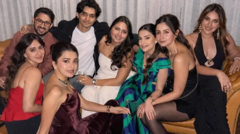 पार्टी के लिए आलिया ने स्टाइलिश ब्लैक मिनी ड्रेस पहनी, जिसके साथ शीयर स्टॉकिंग्स, हील्स और स्लिंग बैग में थोड़ी चमक जोड़ी। उनकी माँ सोनी राजदान ने क्लासिक काले लुक का चुनाव किया, जबकि बहन शाहीन ने वाइब्रेंट पिंक गाउन में रंगीन टच दिया। कुछ तस्वीरों में आलिया अपनी सास के साथ और दोस्तों के करीबी ग्रुप में भी दिखाई दीं।