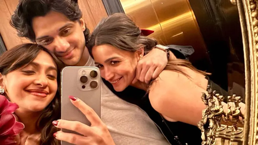 सोशल मीडिया पर पार्टी की कई तस्वीरें वायरल हुईं, जिनमें आलिया, उनकी बहन और मां फेस्टिव पल में पोज देती नजर आ रही हैं। शाहीन ने तस्वीरों को कैप्शन दिया, 'यह सीजन है, वगैरह वगैरह।' तस्वीरों में खूबसूरती से सजाया गया क्रिसमस ट्री भी देखा जा सकता है।