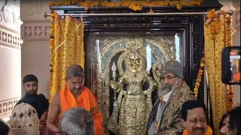 कर्नाटक के एक भक्त द्वारा भेजी गई इस अलौकिक प्रतिमा को यात्री सुविधा केंद्र में स्थापित किया गया है, जहां इसे आगंतुकों के लिए सुलभ बनाया गया है। 