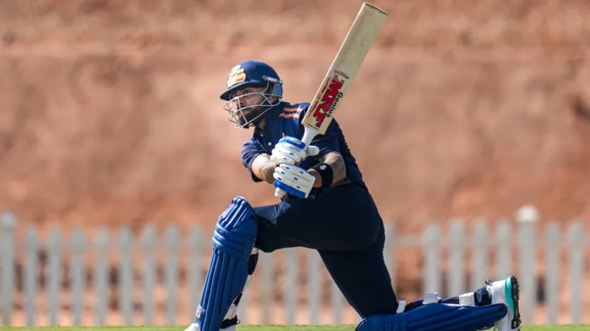 
विराट कोहली ने विजय हजारे ट्रॉफी 2025-26 के पहले दिन दिल्ली के लिए खेलते हुए 16000 रन पूरे किए। उन्होंने आंध्रा के खिलाफ शानदार शतक जड़ते हुए 16 हजार रन का आंकड़ा पार किया। विराट के नाम अब लिस्ट-ए के 343 मैचों में 16130 रन हो गए हैं। उन्होंने 58 शतक और 84 अर्धशतक लगाए हैं।