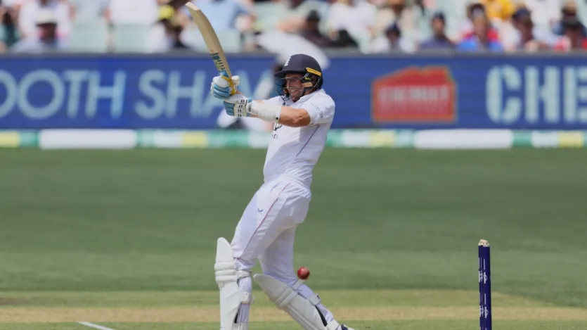 इंग्लैंड के स्टार बल्लेबाज जो रूट साल 2025 में तीसरे सबसे ज्यादा रन बनाने वाले खिलाड़ी रहे। उनके बल्ले से 25 मैचों की 33 पारियों में 53.76 की औसत से 1613 रन निकले। रूट ने टेस्ट और वनडे दोनों फॉर्मेट में 800 से ज्यादा रन बनाए. उन्होंने 15 वनडे मैचों में 808 रन बनाए जबकि 10 टेस्ट मैचों की 18 पारियों में 805 रन बनाने का कारनामा किया.