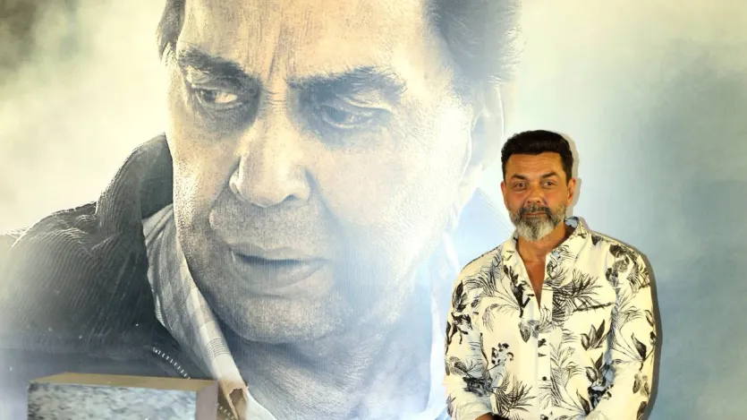 बॉबी देओल अपने परिवार के साथ पहुंचे. 'इक्कीस' की स्क्रीनिंग पर उनकी पत्नी तान्या देओल और बेटे आर्यमान नजर आए। परिवार के अलावा बॉबी देओल भी धर्मेंद्र के पोस्टर के सामने तस्वीरें क्लिक करवाते नजर आए।