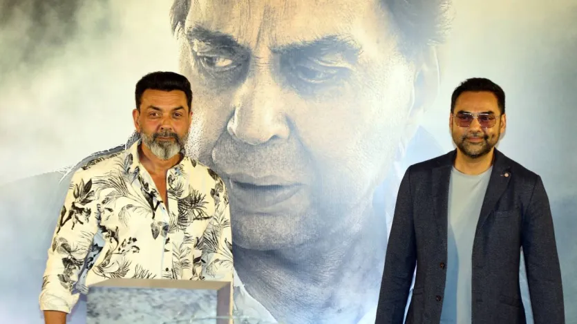 'इक्कीस' की स्क्रीनिंग में बॉबी देओल के साथ उनके चचेरे भाई अभय देओल भी शामिल हुए. वह अपने बड़े पिता का आदर करता था। आप उन्हें हल्के नीले रंग के कोट में देख सकते हैं. वह बॉबी के साथ पोज देते नजर आए.