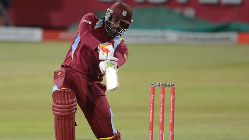 क्रिस गेल टी20 वर्ल्ड कप में सबसे ज्यादा छक्के लगाने वाले बल्लेबाज हैं. उन्होंने 33 मैचों में 63 छक्के लगाए हैं. उनके आस-पास भी कोई बल्लेबाज नहीं है. उन्होंने 2007 से 2021 तक इस टूर्नामेंट में हिस्सा लिया और उसके बाद वापस ले लिया। अब ये देखना दिलचस्प होगा कि वो कौन सा बल्लेबाज होगा जो क्रिस गेल को पीछे छोड़ पाएगा.