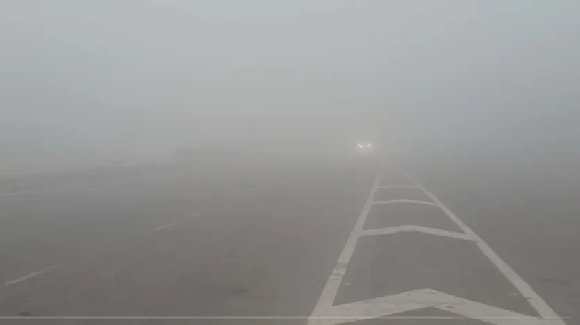 IMD ने कहा कि सुबह के वक्त हवा उत्तर-पश्चिम दिशा से 10 किलोमीटर प्रति घंटे की रफ्तार से चलने की संभावना है और हवा के पैटर्न में इस बदलाव से गुरुवार को दिन के समय कोहरे को छंटने और साफ मौसम बनाए रखने में मदद मिलने की उम्मीद है।