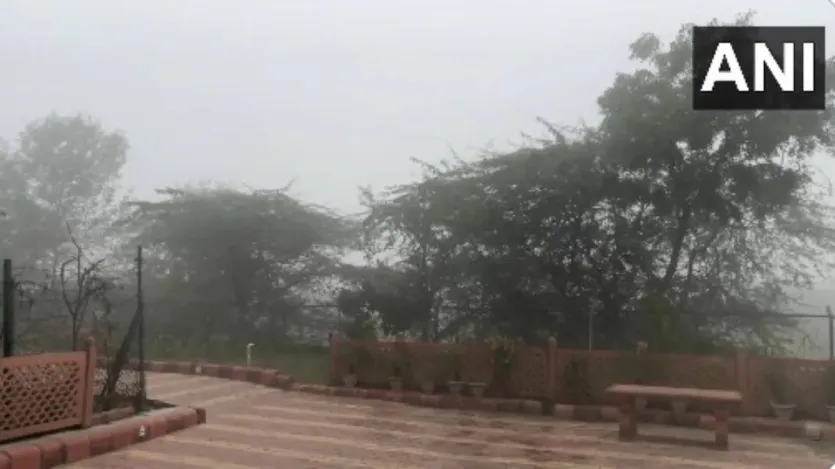 लखनऊ में बुधवार को घने कोहरे और स्मॉग की वजह से कम विजिबिलिटी के कारण एक क्रिकेट मैच रद्द कर दिया गया था। आज भी दिल्ली और NCR में घने स्मॉग के कारण विजिबिलिटी काफी कम दिख रही है। IMD ने गुरुवार तड़के कोहरे जैसी स्थिति का अनुमान लगाया था और दिनभर मौसम में उतार चढ़ाव रहने की जानकारी दी है। 