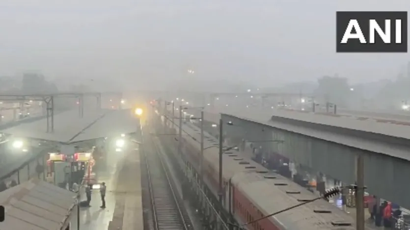 मध्य प्रदेश और उत्तराखंड के पश्चिमी इलाकों के लिए शीतलहर की चेतावनी जारी की गई है, तो वहीं तमिलनाडु, केरल और अंडमान और निकोबार द्वीप समूह में बिजली गिरने के साथ आंधी-तूफान आ सकता है।