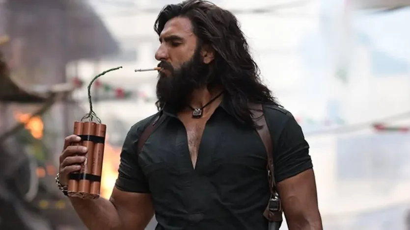 ધુરંધર - 2025 ની સૌથી ચર્ચિત અને સફળ ફિલ્મ, "ધુરંધર", OTT રિલીઝ માટે પણ સમાચારમાં છે. નિર્માતાઓએ હજુ સુધી ફિલ્મ માટે OTT રિલીઝ તારીખ જાહેર કરી નથી, પરંતુ સંભવ છે કે આ બ્લોકબસ્ટર જાન્યુઆરી 2026 માં Netflix પર આવશે. અહેવાલો સૂચવે છે કે આ ફિલ્મ 30 જાન્યુઆરીએ Netflix પર આવશે.