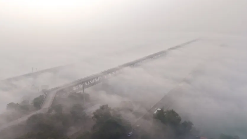 कोहरा यानी Fog जमीन के करीब बना हल्की महीन पानी की बूंदों से बना बादल होता है। यह एक प्राकृतिक घटना है जो तब होती है जब हवा में मौजूद जलवाष्प  ठंडी होकर छोटी-छोटी पानी की बूंदों या बर्फ के क्रिस्टल में बदल जाती है और हवा में घुल मिल जाती हैं।