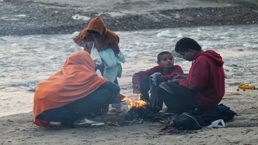 जब यही कोहरा हवा में मौजूद प्रदूषण (जैसे सल्फर डाइऑक्साइड, नाइट्रोजन डाइऑक्साइड, कार्बन मोनोऑक्साइड) के कणों के साथ मिल जाता है, तो यह स्मॉग (धुंध) बन जाता है जो स्वास्थ्य के लिए काफी खतरनाक होता है।