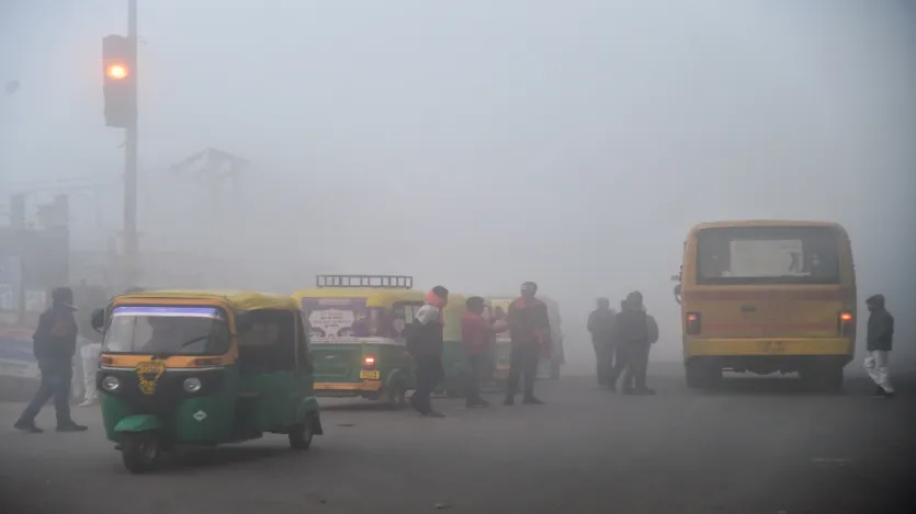 कोहरे के कारण दृश्यता बहुत कम हो जाती है, अक्सर 1 किलोमीटर से भी कम। जब यही कोहरा औद्योगिक क्षेत्रों के प्रदूषण के साथ मिल जाता है, तो यह Smog कहलाता है, जो स्वास्थ्य के लिए अधिक खतरनाक होता है।