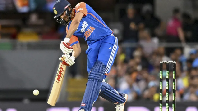 शुभमन गिल भारतीय टीम के लिए अभी टेस्ट और वनडे में कप्तानी कर रहे हैं। वहीं टी20 टीम की उपकप्तानी उन्हीं के पास है। उन्होंने टेस्ट में 10 शतक, वनडे में 8 शतक और टी20 इंटरनेशनल क्रिकेट में एक शतक लगाया है।