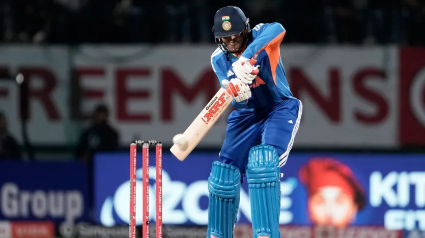 टी20 वर्ल्ड कप 2026 के लिए स्टार बल्लेबाज शुभमन गिल को भारतीय टीम में नहीं चुना गया है. उनका प्रदर्शन भी कुछ खास नहीं रहा. लेकिन उन्होंने आईपीएल में गुजरात टाइटंस के लिए अच्छा प्रदर्शन किया. साल 2025 में गिल ने टी20 क्रिकेट के 30 मैचों में 941 रन बनाए हैं, जिसमें उनके बल्ले से 6 अर्धशतक निकले हैं.