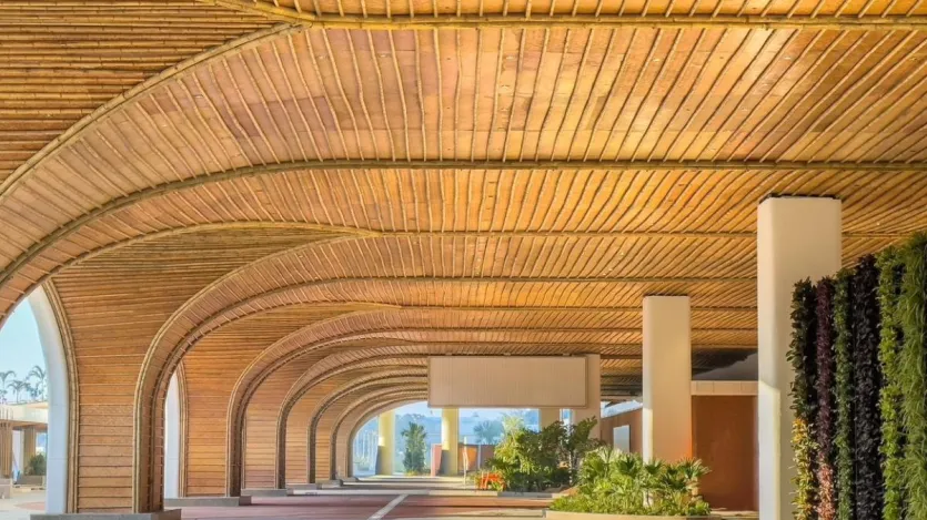 लोकप्रिय गोपीनाथ बोरदोलोई अंतरराष्ट्रीय हवाई अड्डे का नया टर्मिनल मॉडर्न आर्किटेक्चर और अत्याधुनिक सुविधाओं का उदाहरण है। यात्रियों की बढ़ती संख्या को ध्यान में रखते हुए यहां के टर्मिनल की क्षमता में इजाफा किया गया, जिससे पैसेंजर्स को बेहतर सुविधा और सेवाएं तेजी से मिलेंगी। यह टर्मिनल न सिर्फ घरेलू बल्कि इंटरनेशनल पैसेंजर्स के अनुभव को भी पूरी तरह बदलेगा।