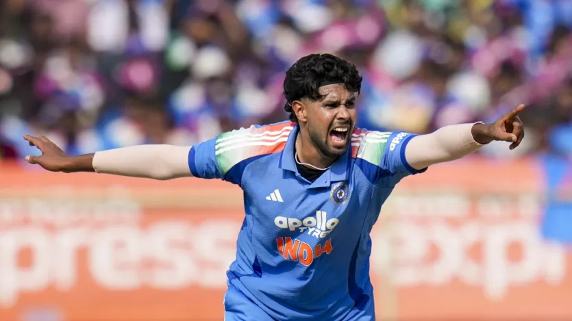 भारतीय क्रिकेट टीम ने हाल ही में साउथ अफ्रीका के खिलाफ वनडे सीरीज 2-1 से अपने नाम की है और टीम इंडिया ने वनडे क्रिकेट में साल का अंत जीत के साथ किया। अब टीम इंडिया इस साल में कोई भी वनडे मैच नहीं खेलेगी। आइए जानते हैं, साल 2025 में भारत के लिए वनडे में सबसे ज्यादा विकेट किसने लिए हैं।