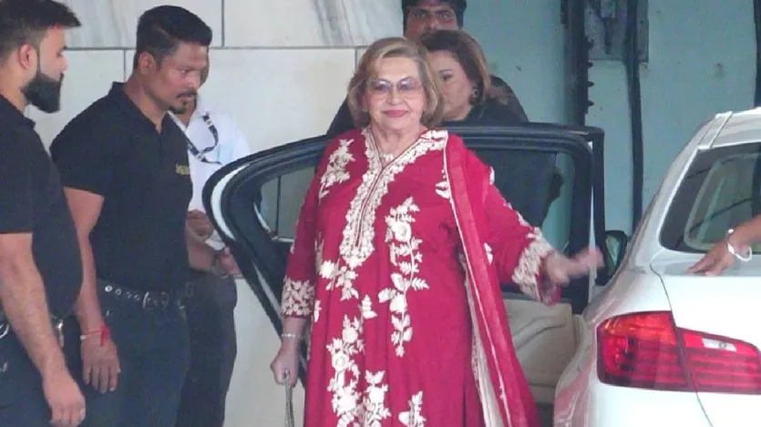 अब सोहेल खान 55 साल के हो गए  हैं और बीते रोज उनके घर जश्न की धूम रही। यहां देर रात तक सितारों का जमावड़ा लगा रहा। सलमान खान ने यहां पहुंचकर पैपराजी के सामने जमकर पोज दिए। 