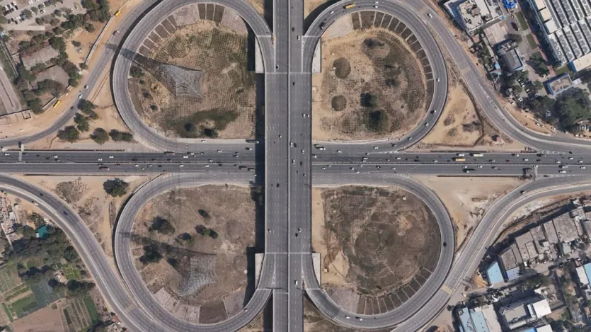 यमुना और गंगा एक्सप्रेसवे को जोड़ने वाले लिंक एक्सप्रेसवे का निर्माण उत्तर प्रदेश एक्सप्रेसवे औद्योगिक विकास प्राधिकरण (UPEIDA) कराएगा। 74.3 किलोमीटर लंबे लिंक एक्सप्रेसवे को नोएडा इंटरनेशनल एयरपोर्ट से भी जोड़ा जाएगा, जिससे क्षेत्र के लोगों को नोएडा एयरपोर्ट आने-जाने में काफी आसानी होगी और उनका समय भी बचेगा।