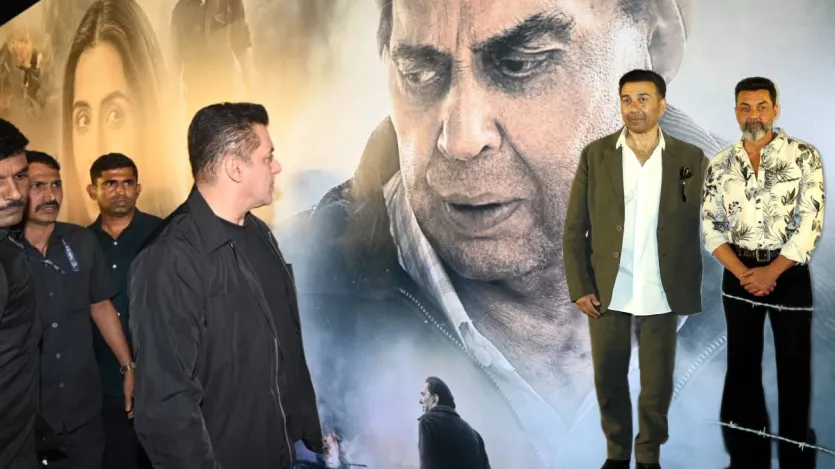 इक्कीस स्क्रीनिंग: 'इक्कीस' की रिलीज में अब कुछ ही दिन बचे हैं। फिल्म को लेकर लोगों में उत्साह है. यह धर्मेंद्र की आखिरी फिल्म है और इसलिए लोग इसे लेकर काफी इमोशनल हैं। कल शाम फिल्म की स्क्रीनिंग रखी गई और इसमें शामिल होने के लिए पूरा देओल परिवार पहुंचा। साथ ही सलमान खान, रेखा, रंजीत जैसे सितारे भी नजर आए, सभी ने धर्मेंद्र को सम्मान दिया और भावुक भी दिखे.