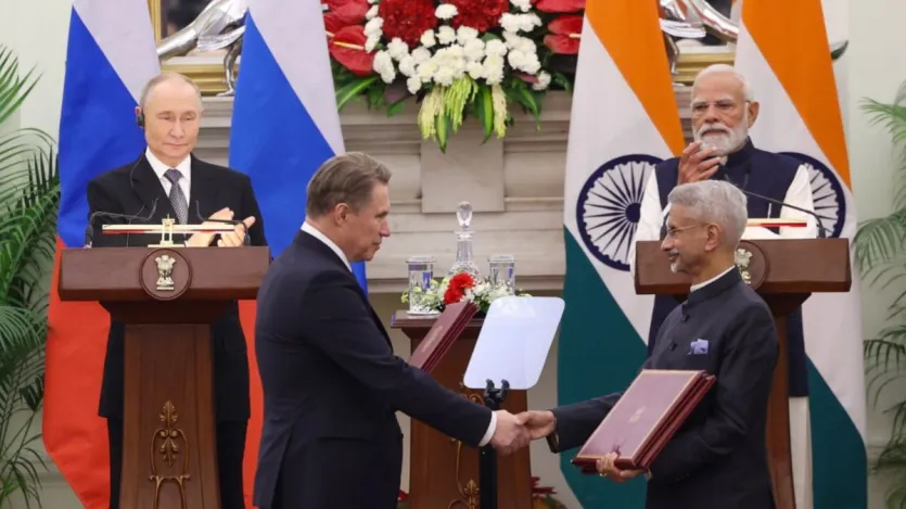 भारत की यात्रा पर आए व्लादिमीर पुतिन ने कहा कि उन्होंने और पीएम मोदी ने साल 2030 तक दोनों देशों के बीच 100 अरब डॉलर के बिजनेस का टारगेट तय किया है। इस लक्ष्य को पाने के लिए दोनों देशों के कारोबारियों की सक्रिय भागीदारी चाहिए होगी। फिलहाल दोनों देशों के बीच बिजनेस लगभग 70 अरब डॉलर तक पहुंच चुका है। पुतिन ने कहा कि दोनों सेक्टर्स के लिए गुड्स और सेवाओं के प्रवाह के लिए रुकावटें कम करना अहम है।