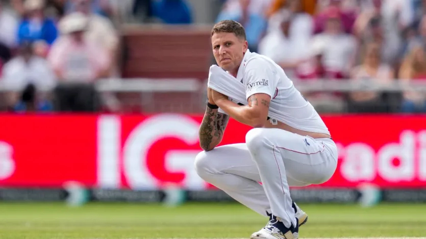 अगर इस साल अंतरराष्ट्रीय क्रिकेट में सबसे ज्यादा रन देने वाले गेंदबाज की बात करें तो यह रिकॉर्ड इंग्लैंड के तेज गेंदबाज ब्रायडन कार्से के नाम है। इस साल उन्होंने तीनों फॉर्मेट को मिलाकर कुल 29 मैच खेले और वहां उन्होंने 35 पारियों में 5.08 की इकॉनमी रेट से कुल 1903 रन खर्च किए. इस दौरान कार्स 53 विकेट लेने में भी कामयाब रहे.