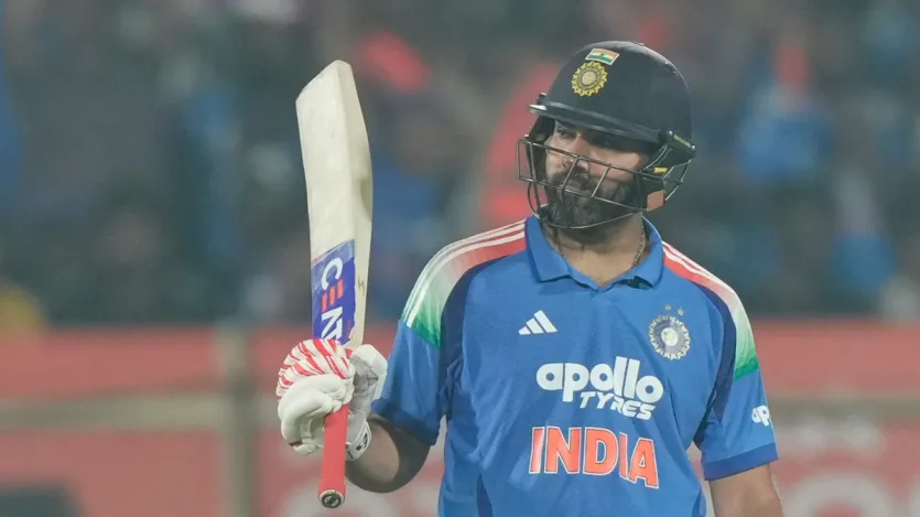 रोहित शर्मा टेस्ट और T20I क्रिकेट से रिटायरमेंट ले चुके हैं। उन्होंने टेस्ट में 12 शतक और T20I में कुल पांच शतक लगाए थे। अभी उनका पूरा फोकस वनडे क्रिकेट पर ही और अभी तक वह 33 शतक लगा चुके हैं।