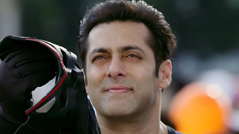 किक: फिल्म किक 2014 में रिलीज हुई थी और इसने दुनिया भर में 351 करोड़ रुपये की कमाई की थी। साजिद नाडियाडवाला ने फिल्म का निर्देशन किया और इसे प्रोड्यूस भी खुद ही किया। संगीत हनी सिंह, हिमेश रेशमिया और मीत ब्रदर्स का था और गाने हिट थे। फिल्म में जैकलीन फर्नांडिस, रणदीप हुडा और मिथुन चक्रवर्ती भी नजर आये थे. फिल्म ने पहले हफ्ते में ही 155 करोड़ रुपये की कमाई की थी. (छवि स्रोत-आईएमडीबी)