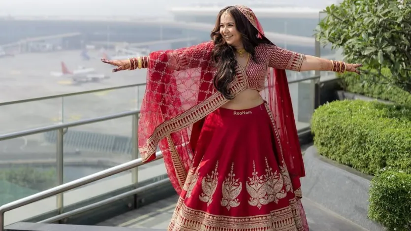 इन तस्वीरों में रूपल को लाल रंग के लहंगे में सजे देखा जा सकता है, जिसमें वह बेहद गॉर्जियस लग रही हैं। एक्ट्रेस के ब्राइडल लुक की जमकर तारीफ हो रही है। खास बात तो ये है कि रूपल ने अपने वेडिंग लुक को गोल्ड जूलरी के साथ कम्प्लीट किया और भारी-भरकम गहने पहनने की जगह बेहद कम गहने पहने थे, जो उनके लुक को और निखार रहा था।