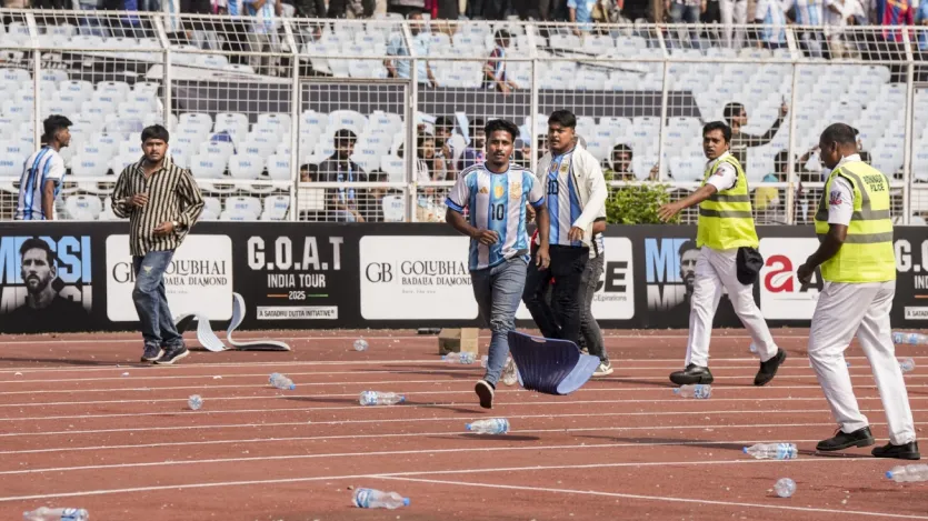 इसके बाद लियोनल मेसी कोलकाता के सॉल्ट लेक स्टेडियम में पहुंचे। जहां फैंस सुबह से ही पहुंचना शुरू हो गए थे। जैसे ही मेसी स्टेडियम में पहुंचे। फैंस उन्हें देखकर 'मेसी-मेसी' देखकर चिल्लाने लगे। इसके बाद मेसी ने सभी फैंस का अभिवादन भी स्वीकार किया। फिर वह आयोजकों, मशहूर हस्तियों और सुरक्षा कर्मियों की भीड़ में घिर गए, जिससे गैलरी में बैठे सामान्य दर्शक एक झलक देखने के लिए तरसते रह गए। वह इसी वजह से स्टेडियम में खूब हंगामा हुआ।