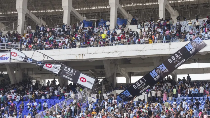 फैंस को हालांकि जल्द ही एहसास हो गया कि स्टार फुटबॉल खिलाड़ी लियोनल मेसी सुरक्षा और आमंत्रित मेहमानों के कड़े घेरे में हैं, जिससे वह गैलरी के बड़े हिस्सों से मुश्किल से दिखाई दे रहे थे। कई लोगों ने शिकायत की कि वह विशाल स्क्रीनों पर भी साफ दिखाई नहीं दे रहे थे। फैंस की निराशा बढ़ती गई और जैसे ही यह स्पष्ट हुआ कि अर्जेंटीना का यह स्टार स्टेडियम का पूरा चक्कर नहीं लगाएगा तो ‘वी वांट मेसी (हमें मेसी चाहिए)’ के नारे तेज हो गए।