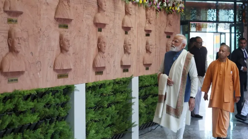 उत्तर प्रदेश की राजधानी लखनऊ में गोमती नदी के किनारे लगे विशाल कूड़े के ढेर को अब 'राष्ट्रीय प्रेरणा स्थल' के रूप में हरे-भरे स्मारक परिसर में बदल दिया गया है। उम्मीद है कि यह नवाबों के शहर में आकर्षण का नया केंद्र बनेगा। पीएम नरेंद्र मोदी ने गुरुवार को पूर्व प्रधानमंत्री और भारत रत्न अटल बिहारी वाजपेयी की जयंती के मौके पर लखनऊ में राष्ट्र प्रेरणा स्थल का उद्घाटन किया. इस कार्यक्रम में रक्षा मंत्री राजनाथ सिंह, यूपी की राज्यपाल आनंदीबेन पटेल और सीएम योगी आदित्यनाथ भी मौजूद रहे. इस फोटो गैलरी में देखें राष्ट्रीय प्रेरणा स्थल की खासियत.