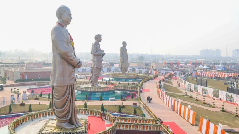 मालूम हो कि लखनऊ विकास प्राधिकरण द्वारा करीब 230 करोड़ रुपये की लागत से बनाया गया राष्ट्र प्रेरणा स्थल दुबग्गा के बसंत कुंज योजना क्षेत्र में गोमती नदी के किनारे 65 एकड़ में फैला हुआ है. एलडीए अधिकारियों के मुताबिक पहले इस जगह पर करीब 6.5 लाख मीट्रिक टन कूड़ा पड़ा रहता था। जिसे प्रेरणा स्थल बनाने के लिए वैज्ञानिक तरीके से संसाधित और साफ़ किया गया। पारिस्थितिक बहाली के तौर पर पूरे क्षेत्र में मियावाकी तकनीक का उपयोग करके लगभग 50 हजार पेड़ लगाए गए। इसने उस स्थल को सांस्कृतिक गतिविधियों, चिंतन और सार्वजनिक उपयोग के लिए एक हरे-भरे क्षेत्र में बदल दिया, जो कभी कचरे के बड़े-बड़े ढेरों से भरा रहता था।